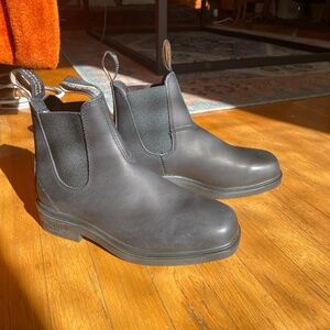 Brand new blundstones 4.5, dress black